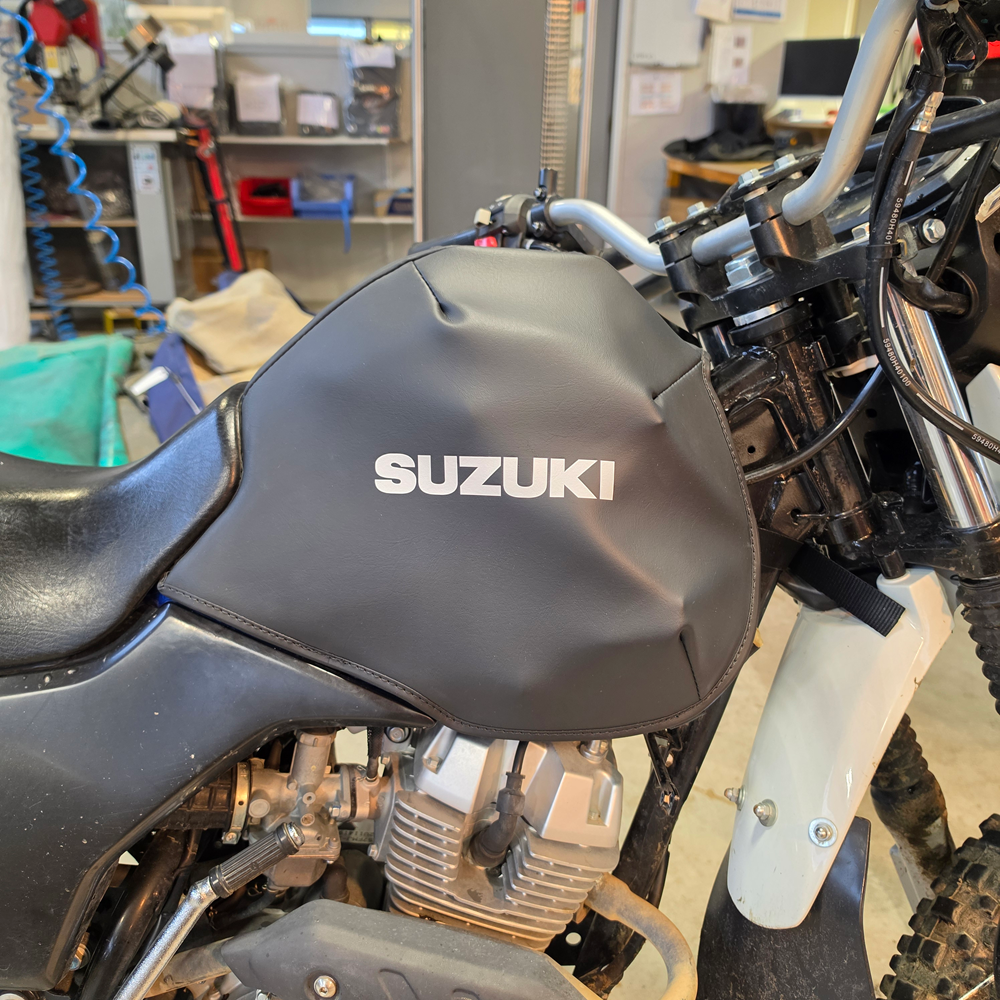 Suzuki DR 150 26+ Tank Cover (Flares off)