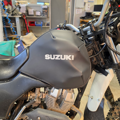 Suzuki DR 150 26+ Tank Cover (Flares off)