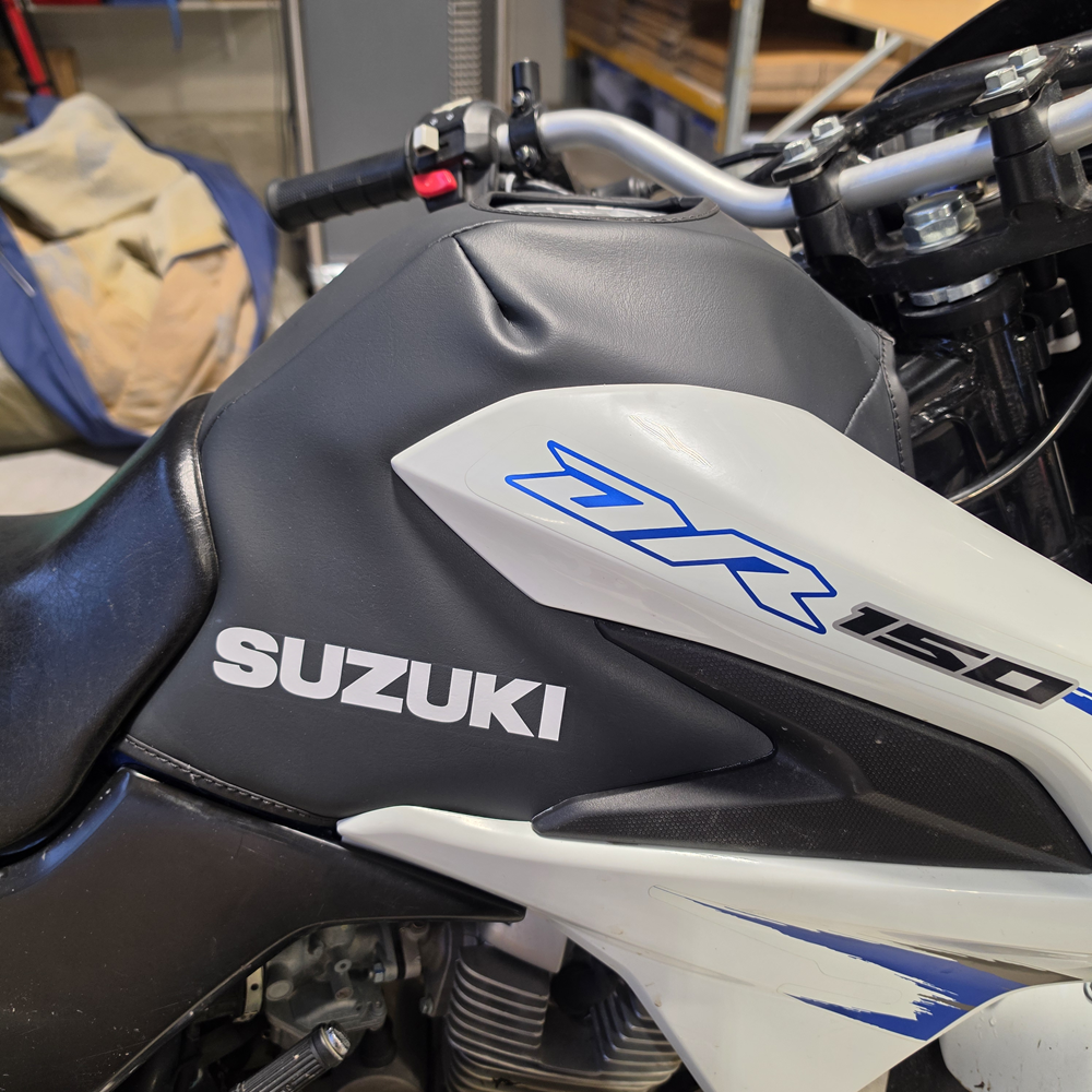 Suzuki DR 150 26+ Tank Cover (Flares on)