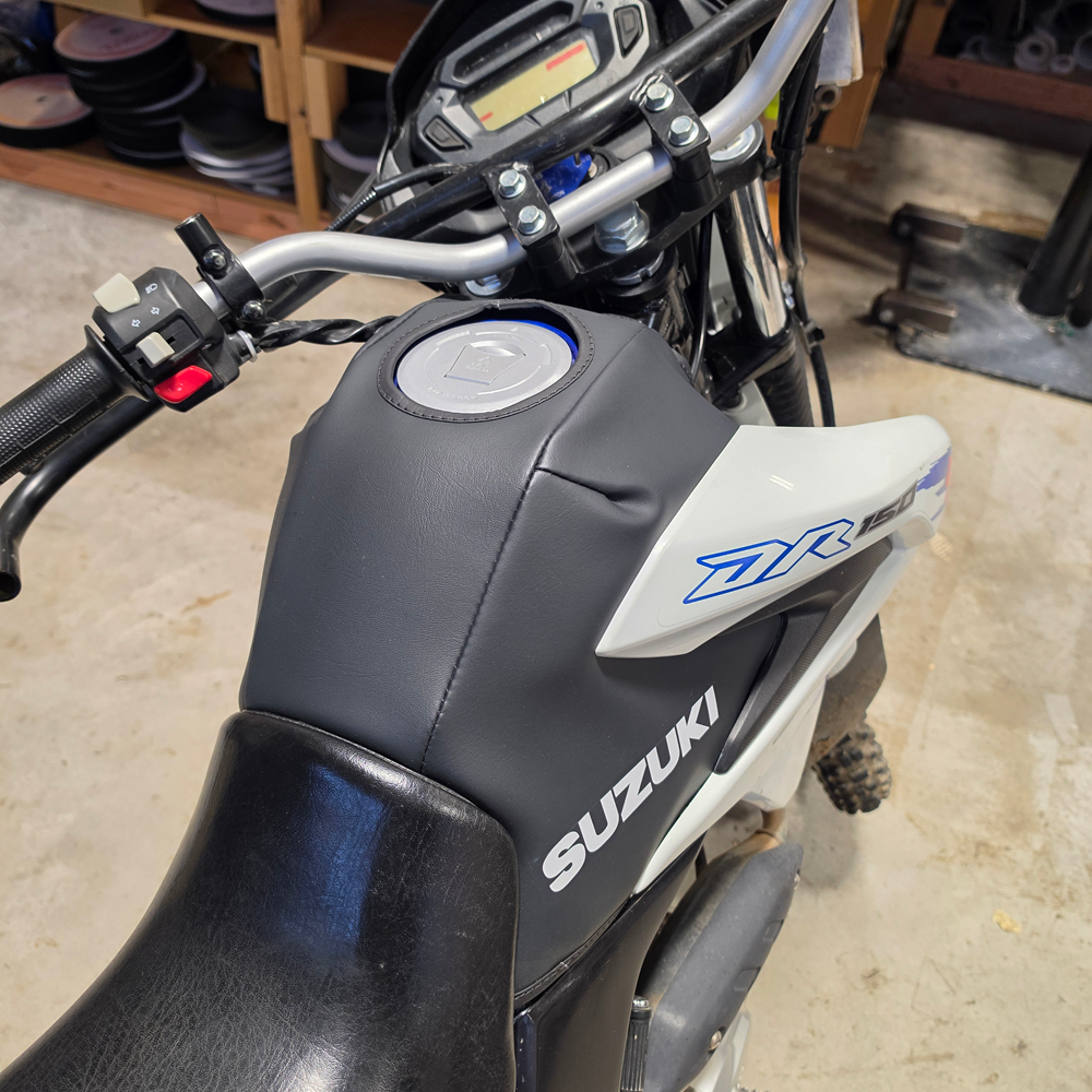 Suzuki DR 150 26+ Tank Cover (Flares on)